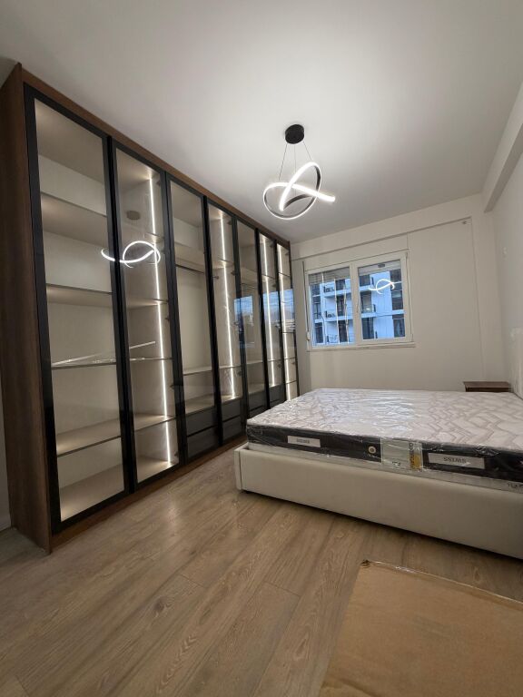 Apartament 1+1 per qera tek komuna e parisit  📍Niku