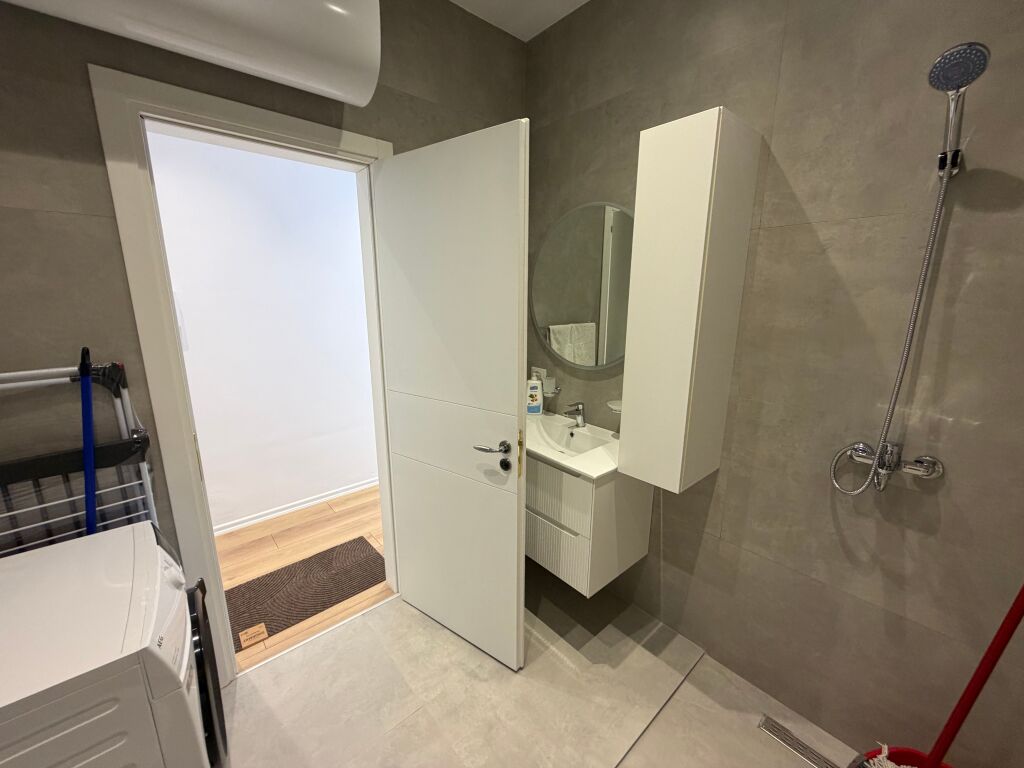 🏡 APPARTAMENTO IN AFFITTO 1+1 + POSTO AUTO – COMUNE DI PARIGI  📍 Situato nella zona del Comune di Parigi, una delle aree residenziali più preferite di Tirana.  ✨ Arredamento moderno e contemporaneo 🛋️ Soggiorno + zona cucina 🛏️ 1 camera da letto 🚿 1 bagno 🚗 Posto auto incluso Piano 6   ✔️ Appartamento accuratamente investito e arredato, adatto a coppie o individui che cercano comfort e facile accesso a tutti i servizi.  💰 Prezzo: 105.000 Lek/mese  📞 Per maggiori informazioni o per una visita alla proprietà, contattaci.