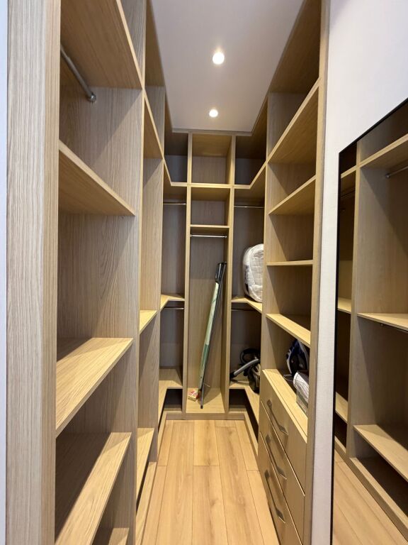 🏡 APPARTAMENTO IN AFFITTO 1+1 + POSTO AUTO – COMUNE DI PARIGI  📍 Situato nella zona del Comune di Parigi, una delle aree residenziali più preferite di Tirana.  ✨ Arredamento moderno e contemporaneo 🛋️ Soggiorno + zona cucina 🛏️ 1 camera da letto 🚿 1 bagno 🚗 Posto auto incluso Piano 6   ✔️ Appartamento accuratamente investito e arredato, adatto a coppie o individui che cercano comfort e facile accesso a tutti i servizi.  💰 Prezzo: 105.000 Lek/mese  📞 Per maggiori informazioni o per una visita alla proprietà, contattaci.