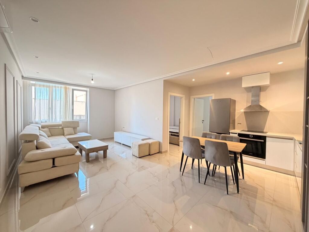 Per qira  APARTAMENT  2+1 prane Stacionit te Trenit Durres