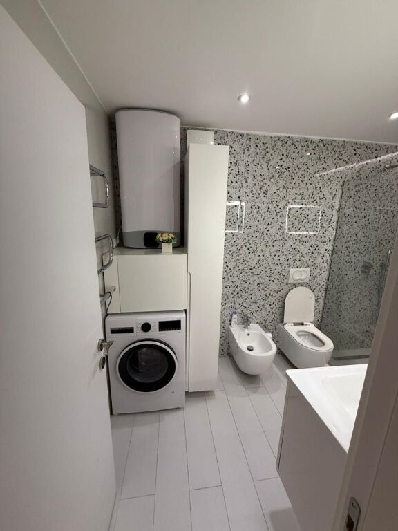 Jepet apartament 2+1 + garderobe me qira + Parking tek Ish Parku tek Kompleksi Star!