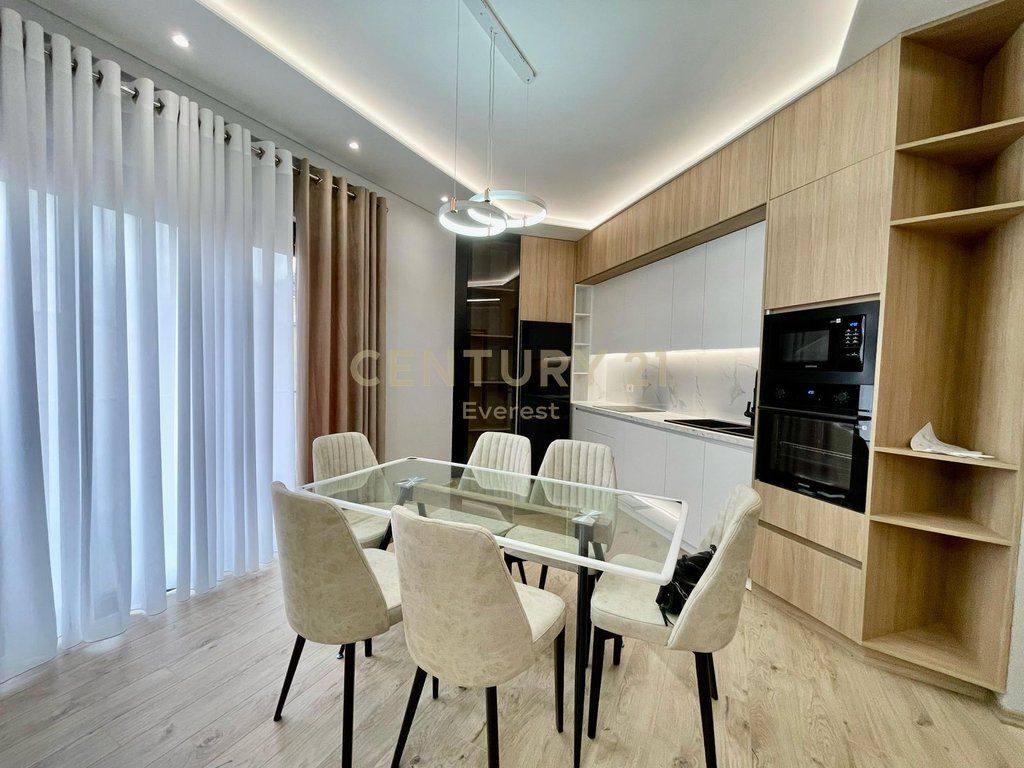 RRUGA E BARRIKADAVE, APARTAMENT 2+1+2+2 POSTE PARKIMI PER QIRA
