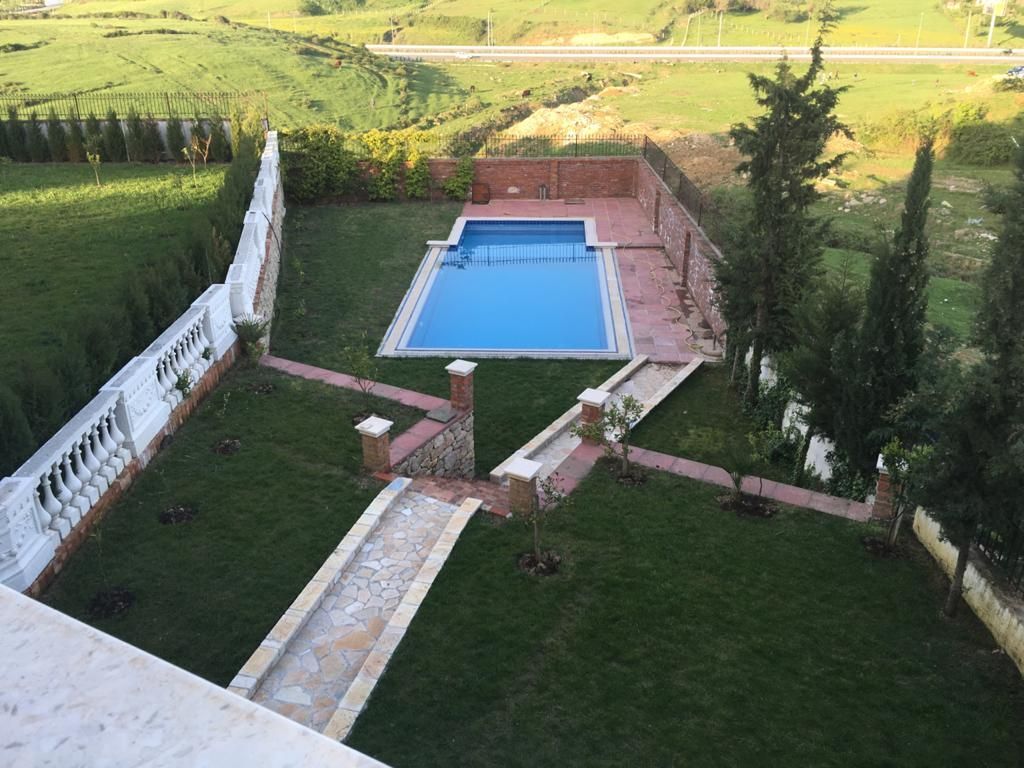 🏡 Vilë Luksoze 4-Katëshe me Pishinë Private në Akacia Hills – Pranë TEG