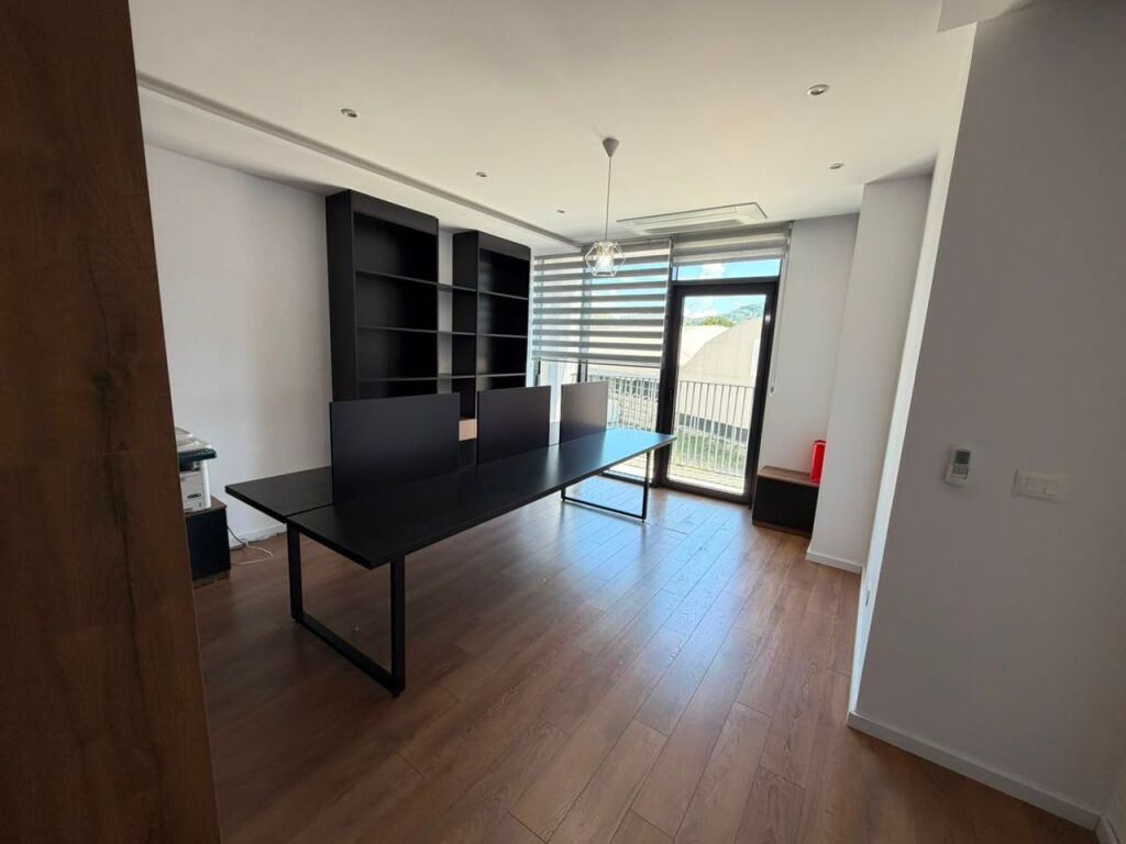 🏢 Jepet me qira apartament 2+1 + post parkimi  📍 Rruga e Kosovarëve, Lake View Residence💰 1.420 €/muaj