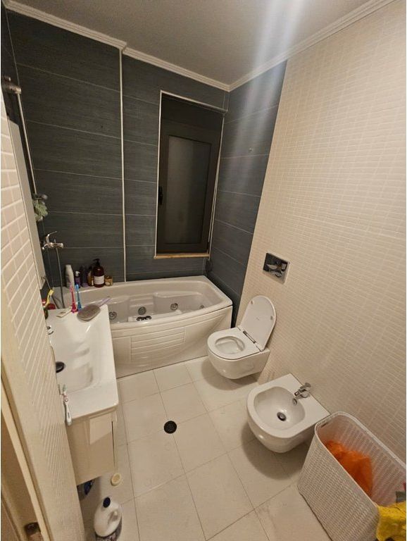 Liqeni i Tiranes - Jepet me qira Apartament 3+1+2 + Post Parkimi pranë Nobis!