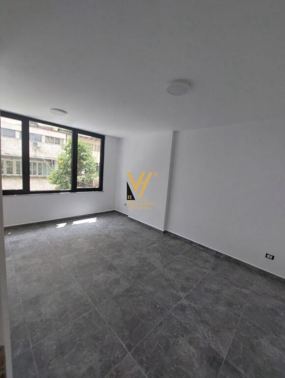 JEPET ZYRE 150 M2 ME QERA TE PALLATI ME SHIGJETA 100.000 LEKE