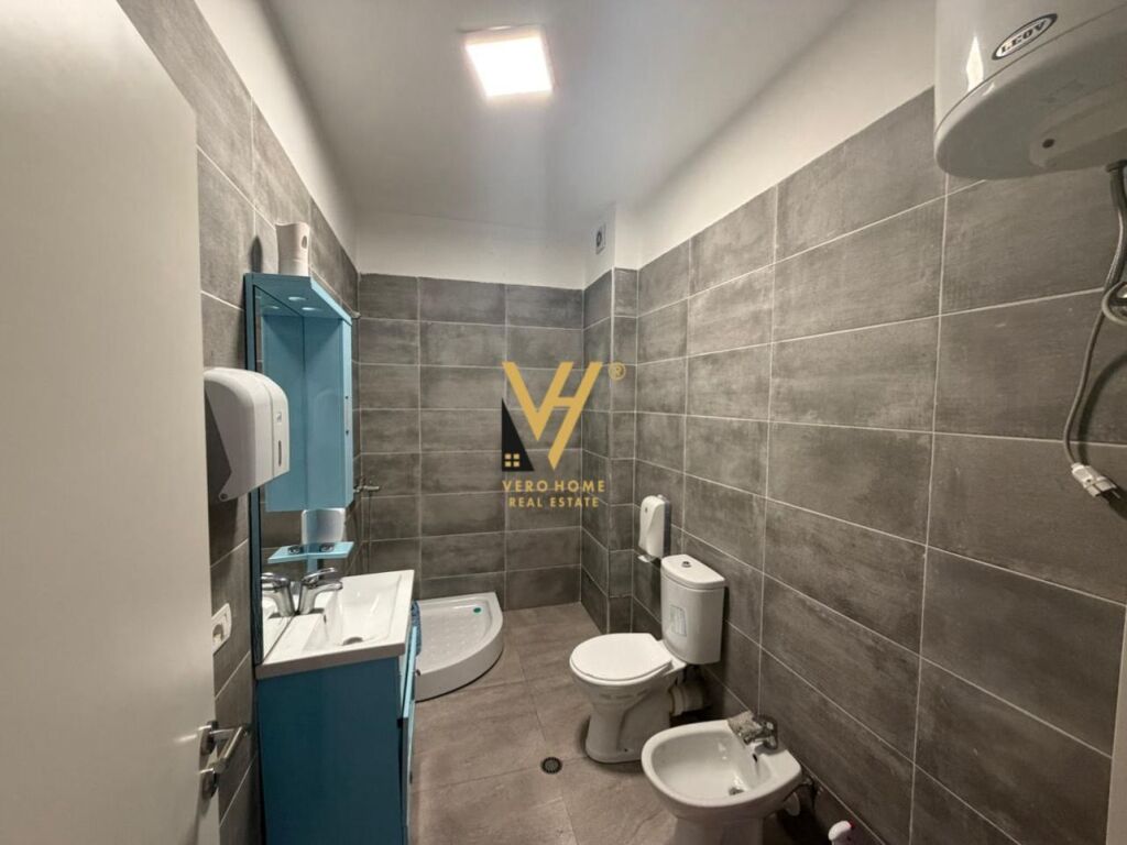 JEPET ZYRE 82 M2 ME QERA TE STADIUMI DINAMO 80.000 LEKE