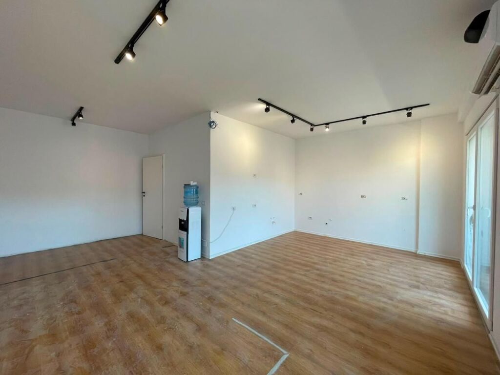 JEPET APARTAMENT 3+1 ME QERA PER ZYRA TE KRISTAL CENTER.