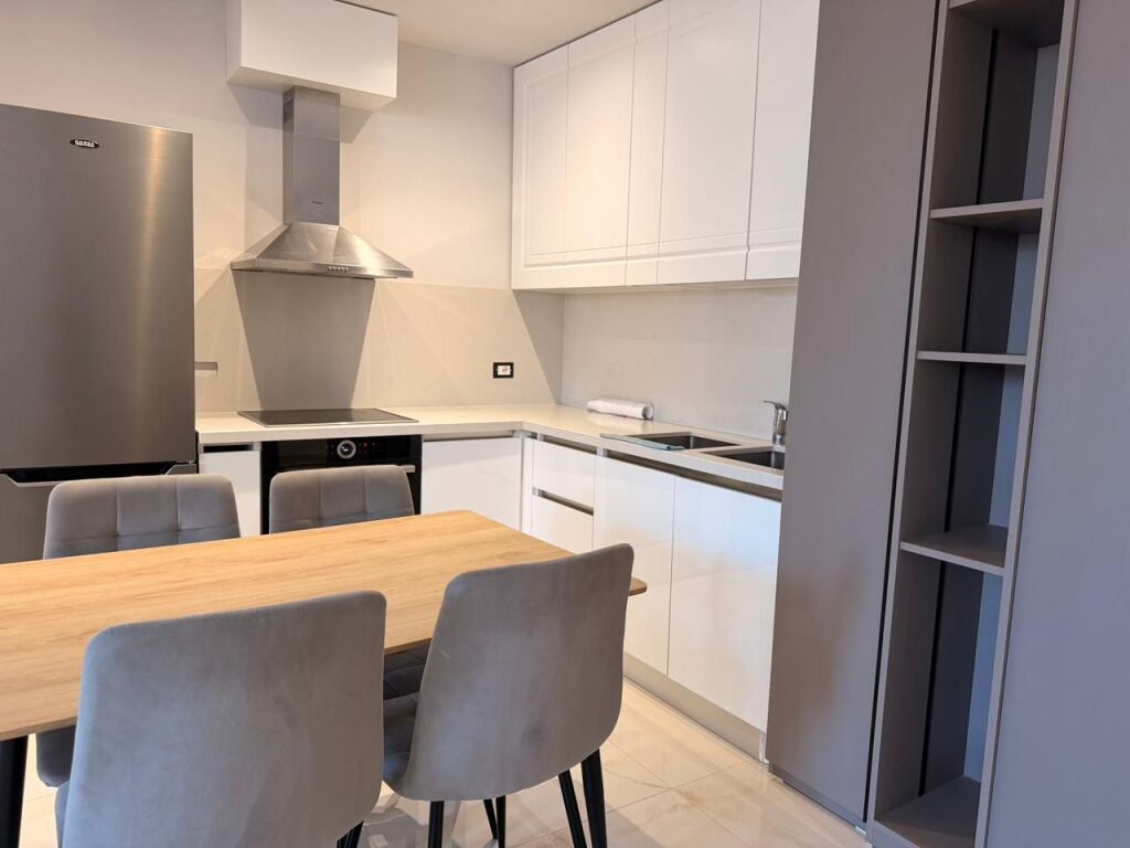 Per qira  APARTAMENT  2+1 prane Stacionit te Trenit Durres