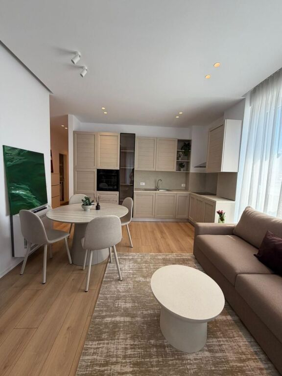 Tirane Komuna e Parisit , jepet me qera apartament 1+1+Garderob + Ballkon Kati 6, 70 m² 105.000 € (Parkim i perfshire ne cmim)
