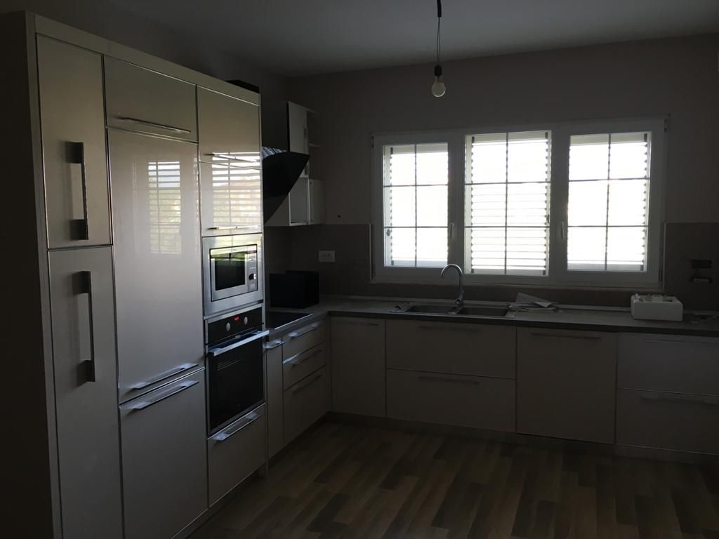 🏡 Vilë Luksoze 4-Katëshe me Pishinë Private në Akacia Hills – Pranë TEG