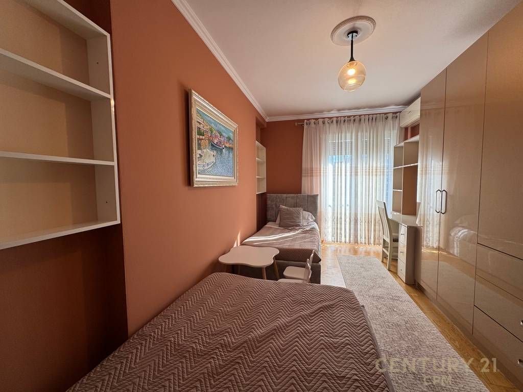 Apartament 2+1 + 2 poste parkimi me qira prane Bulevardit Zogu 1!