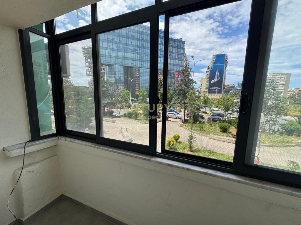 Vetëm për Vajza, GARSONIERE PER QIRA PERBALLE RING CENTER
