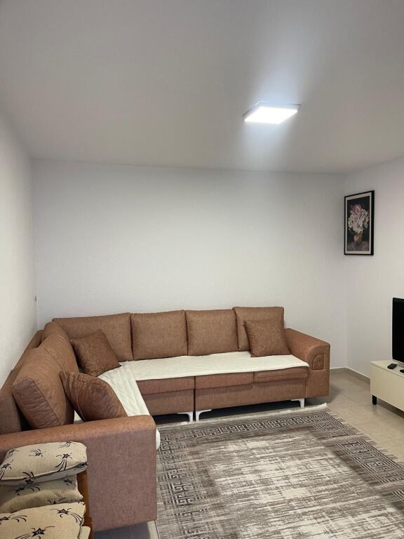Rent | Shtëpi private 1 + 1 | Ali Demi | 350 €/month