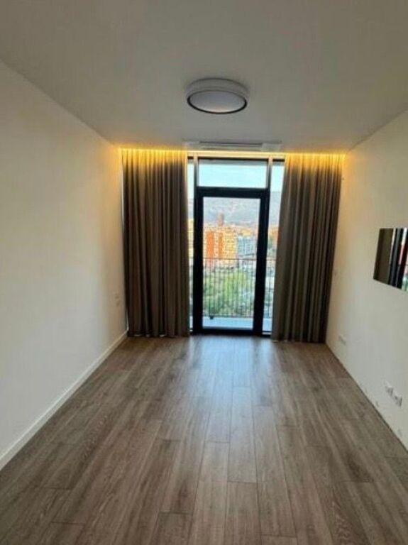 Ambient zyre me qora te Lake View