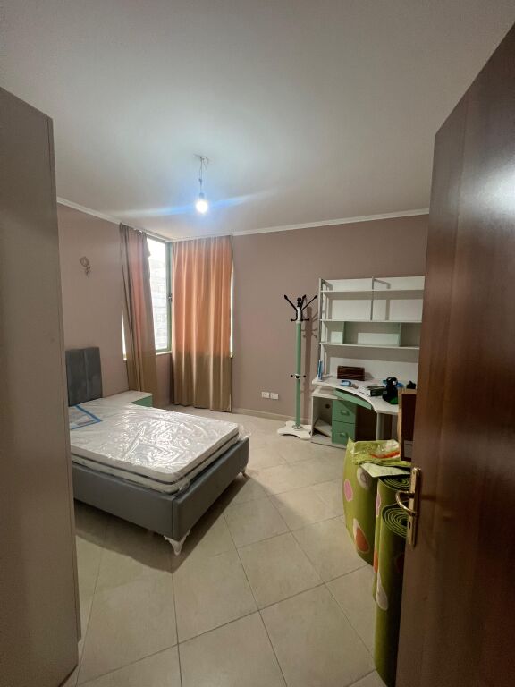 Jepet apartament me qera 2+1+2
