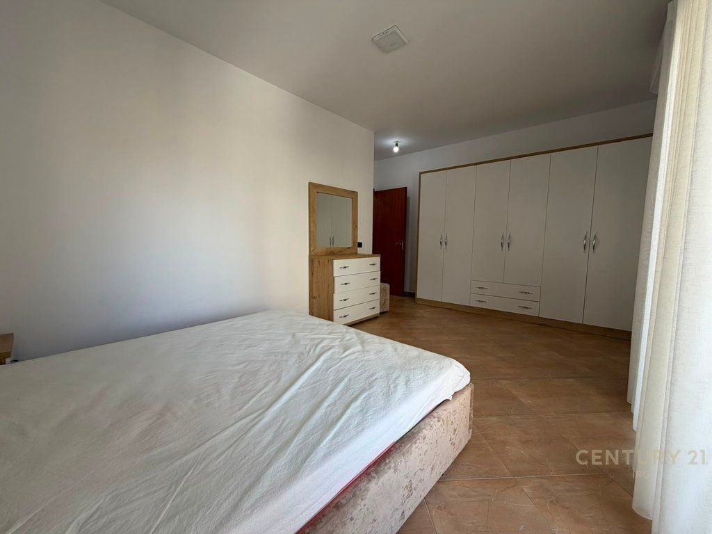 Apartament 2+1+2+ Post Parkimi ne zonen e Kopeshtit Botanik. IRG143208