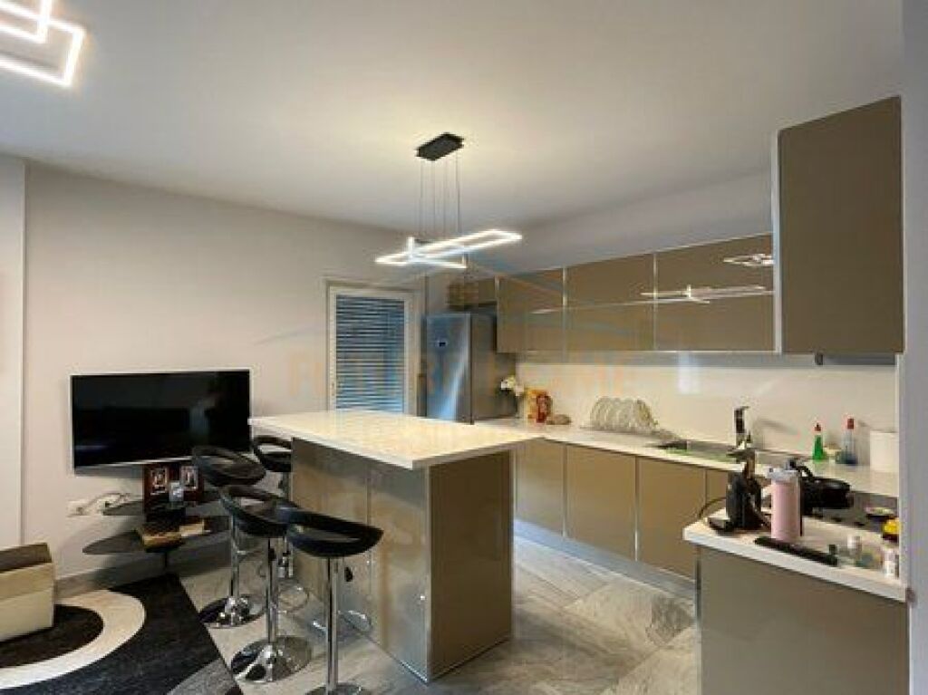 Apartament 3+1+2 Me Qira në 21 Dhjetori, Rruga e Kavajës, Tiranë