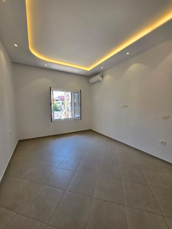 🏢 IN AFFITTO: UFFICIO - 80m² (5° Piano, Palazzo Esistente) 📍Zona Guardia / Lago Artificiale | 4 Ambienti di Lavoro (3+1 + 2 Balconi) | 100% Ristrutturato a Nuovo 🔥 70.000 Lek/Mese
