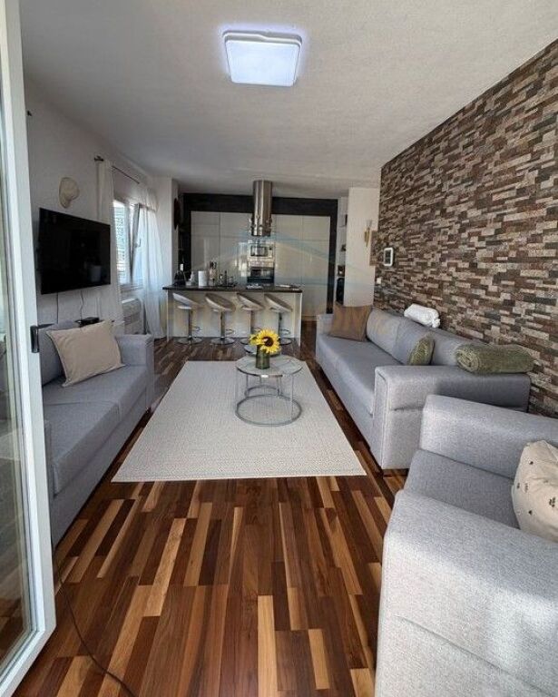 Shitet, Apartament 2+1+2, Fresk,Shkolla 17 Shkurti.​