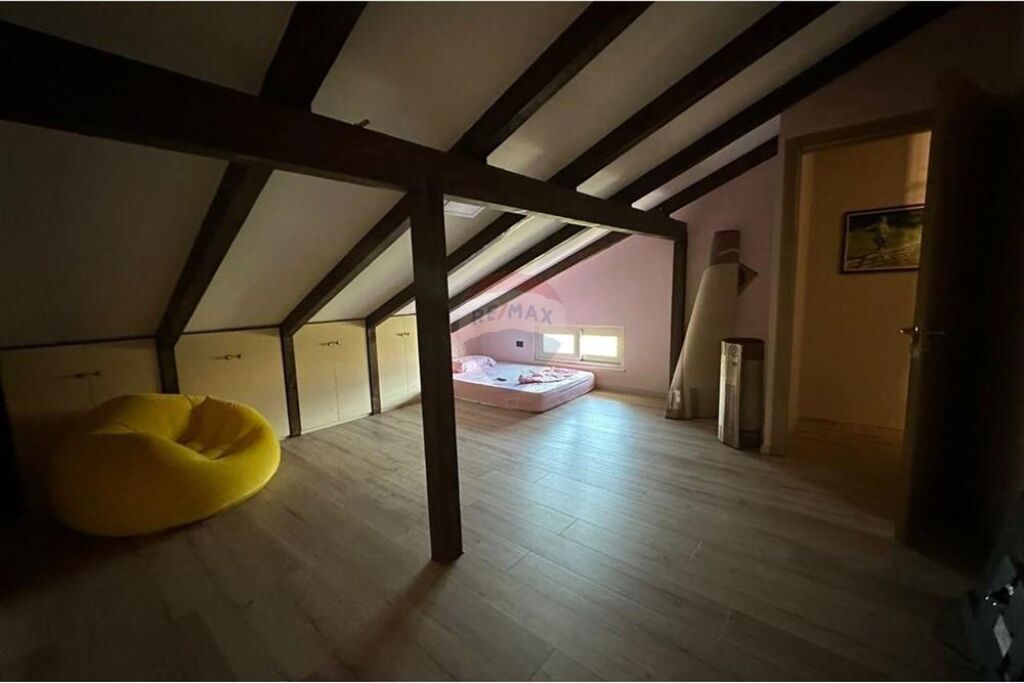 Villa in affitto, Bërzhitë