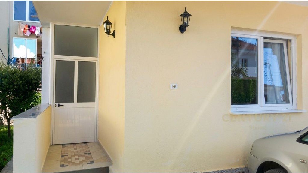 Affittiamo appartamento 1+1 al primo piano di una villa, nella zona di Lapraka!