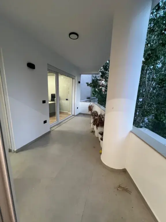 Qera | Ambjent Biznesi | Liqeni i Thatë | 900 €/muaj