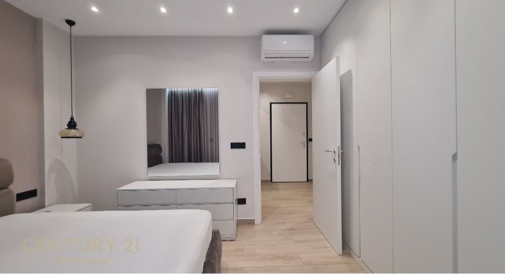 OFROJ PER QIRA APARTAMENT LUKSOZ 1+1 ME PARKIM, PRANE QENDRES TREGETARE TEG!

