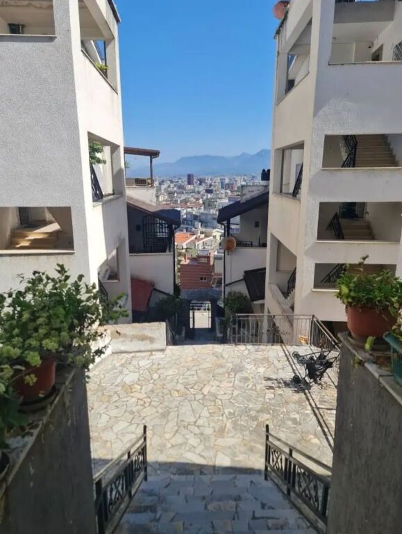 Appartamento in Affitto 3+1+2 situato nella zona di Xhamia vicino al Giardino Botanico.