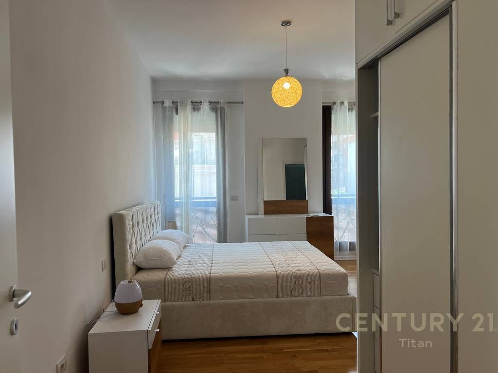 JEPET ME QIRA APARTAMENT 2+1+2+ POST PARKIMI TEK RRUGA E BARRIKADAVE