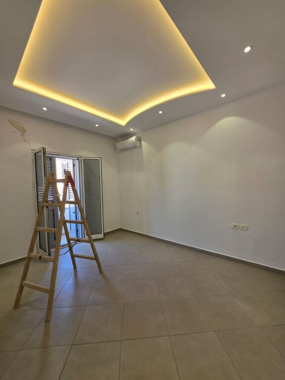 🏢 IN AFFITTO: UFFICIO - 80m² (5° Piano, Palazzo Esistente) 📍Zona Guardia / Lago Artificiale | 4 Ambienti di Lavoro (3+1 + 2 Balconi) | 100% Ristrutturato a Nuovo 🔥 70.000 Lek/Mese