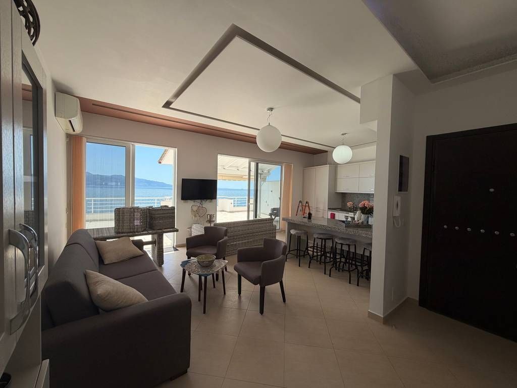 SARANDË, ATTICO+PARCHEGGIO IN VENDITA CON VISTA APERTA SUL MARE