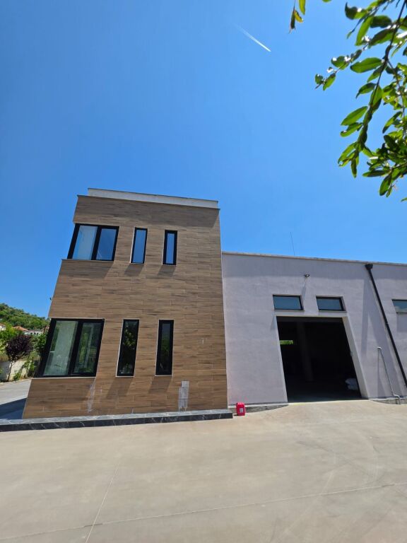 🏢 MAGAZZINO MODERNO IN AFFITTO A PRUSH – Kombinat | 200m² | Nuova Costruzione | Standard Moderni | Altezza 5m 💥 100.000 Lek/Mese 🔥🔥