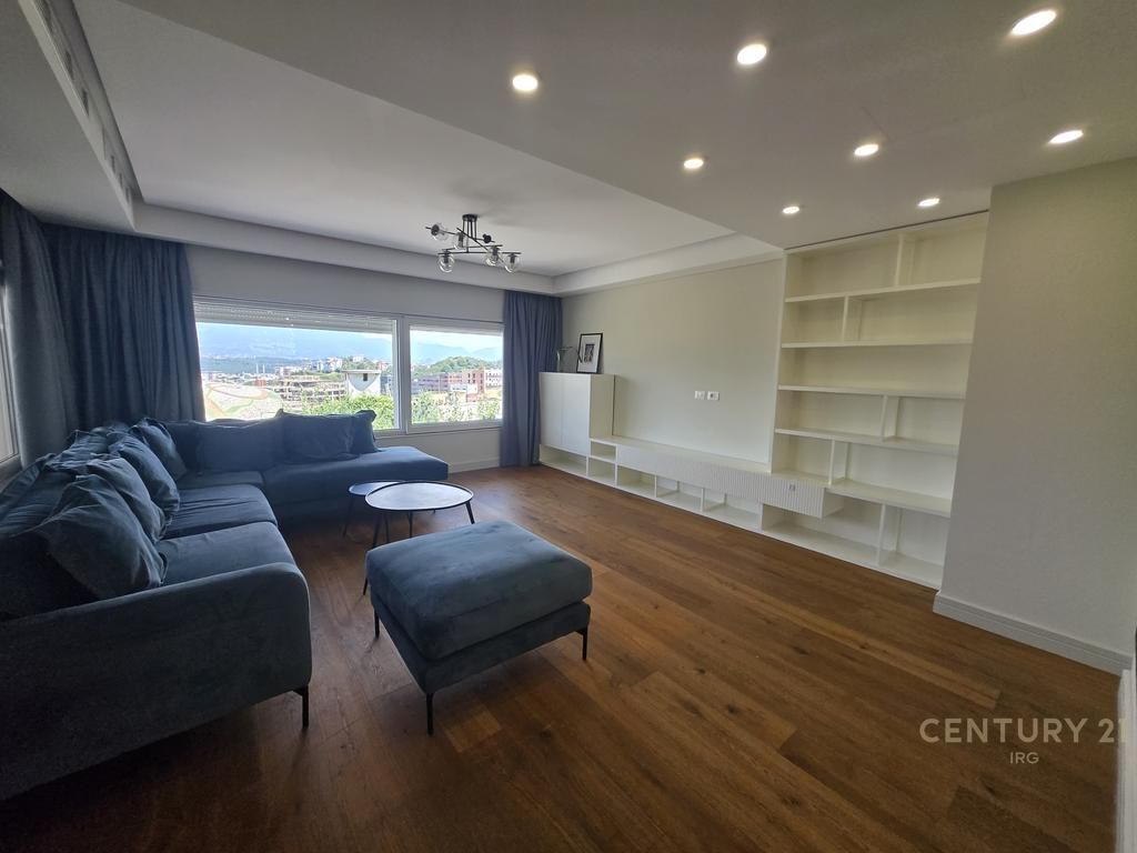 Villa con piscina in affitto a Kodra e Diellit 2!