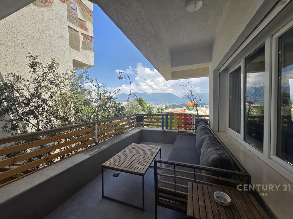 Villa con piscina in affitto a Kodra e Diellit 2!