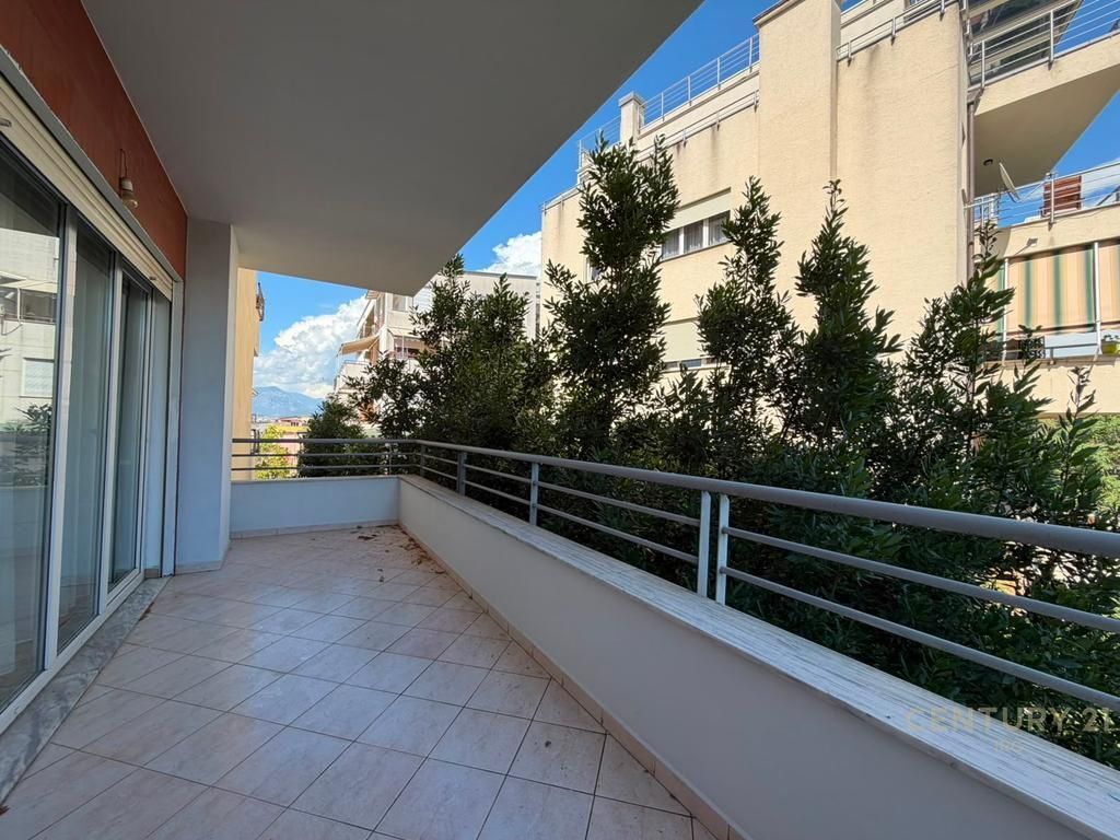 Apartament 2+1+2+ Post Parkimi ne zonen e Kopeshtit Botanik. IRG143208