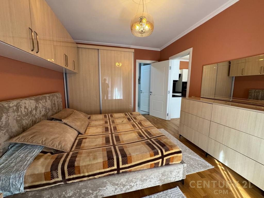 Apartament 2+1 + 2 poste parkimi me qira prane Bulevardit Zogu 1!