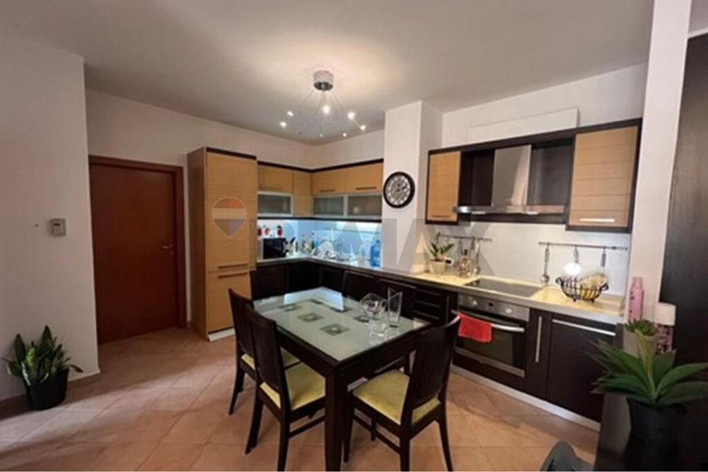 Apartment 2+1+2 for sale near Komuna se Parisit.