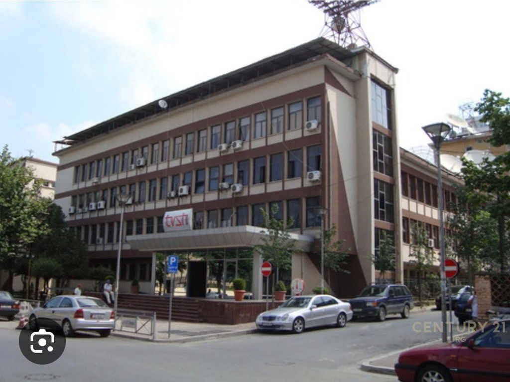 VENDESI DUE GARAGE VICINO A RTSH