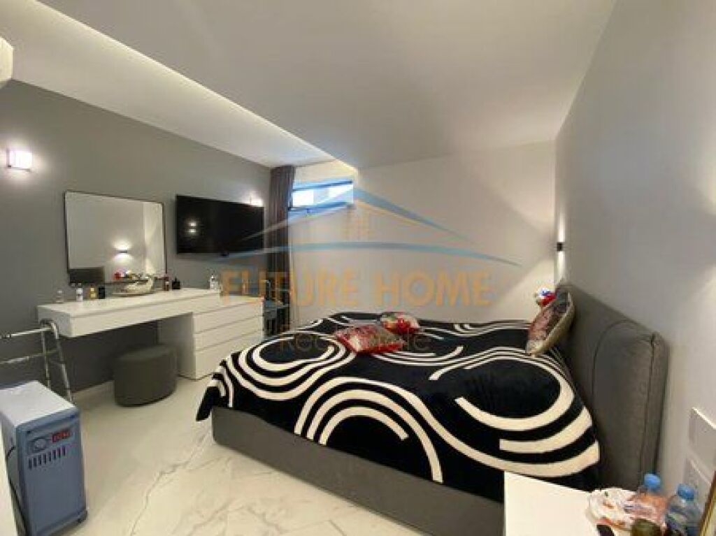 For sale, Triplex 4+1+3+4 Parking Spaces, Grey Stone Residence, Dry Lake