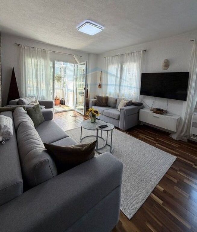 Shitet, Apartament 2+1+2, Fresk,Shkolla 17 Shkurti.​