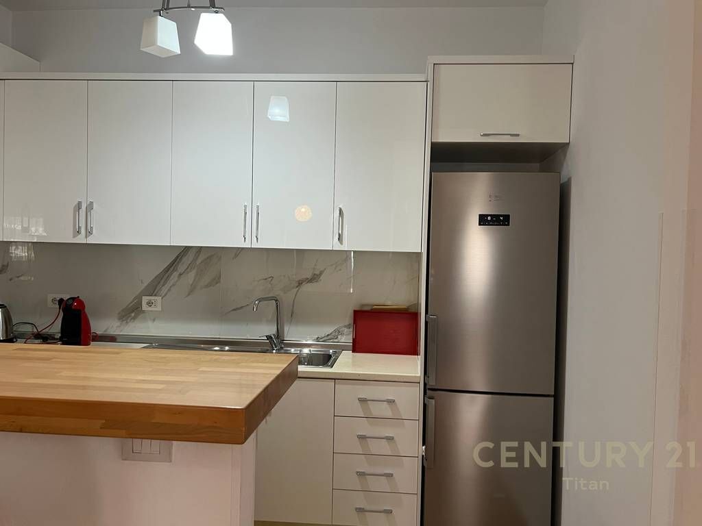 JEPET ME QIRA APARTAMENT 2+1+2+ POST PARKIMI TEK RRUGA E BARRIKADAVE