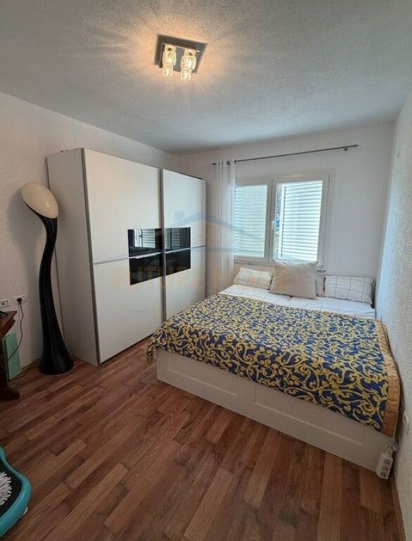 Shitet, Apartament 2+1+2, Fresk,Shkolla 17 Shkurti.​