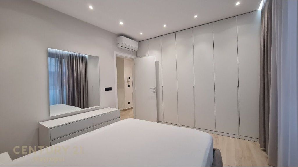 OFROJ PER QIRA APARTAMENT LUKSOZ 1+1 ME PARKIM, PRANE QENDRES TREGETARE TEG!

