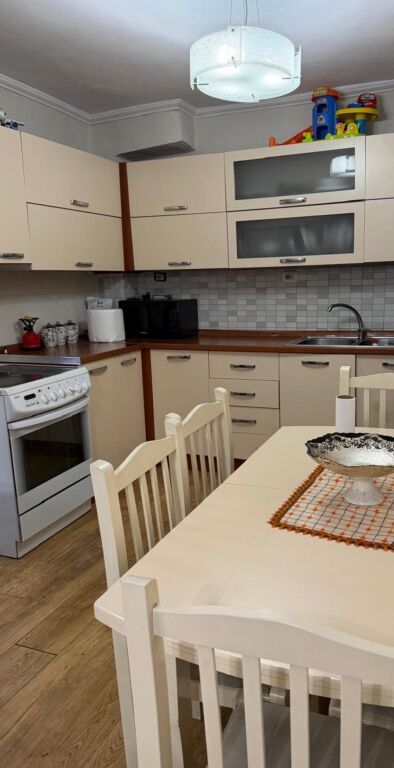 Shkolla e Bashkuar jepet apartament me qera 1+1