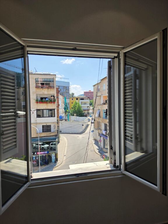 🏢 IN AFFITTO: UFFICIO - 80m² (5° Piano, Palazzo Esistente) 📍Zona Guardia / Lago Artificiale | 4 Ambienti di Lavoro (3+1 + 2 Balconi) | 100% Ristrutturato a Nuovo 🔥 70.000 Lek/Mese