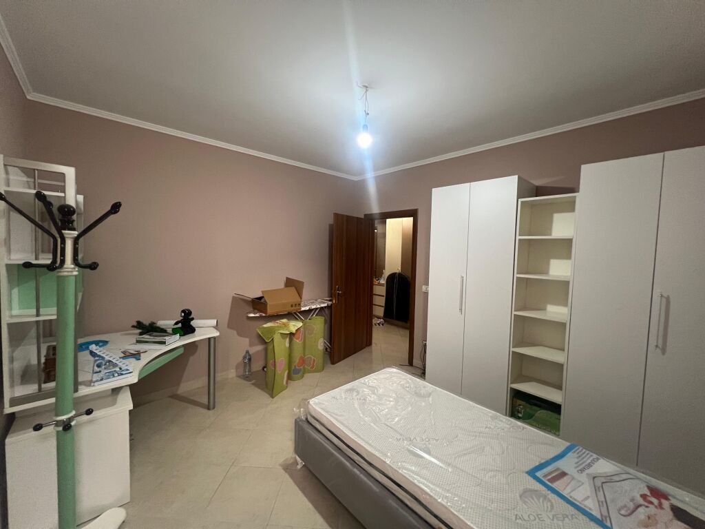 Jepet apartament me qera 2+1+2