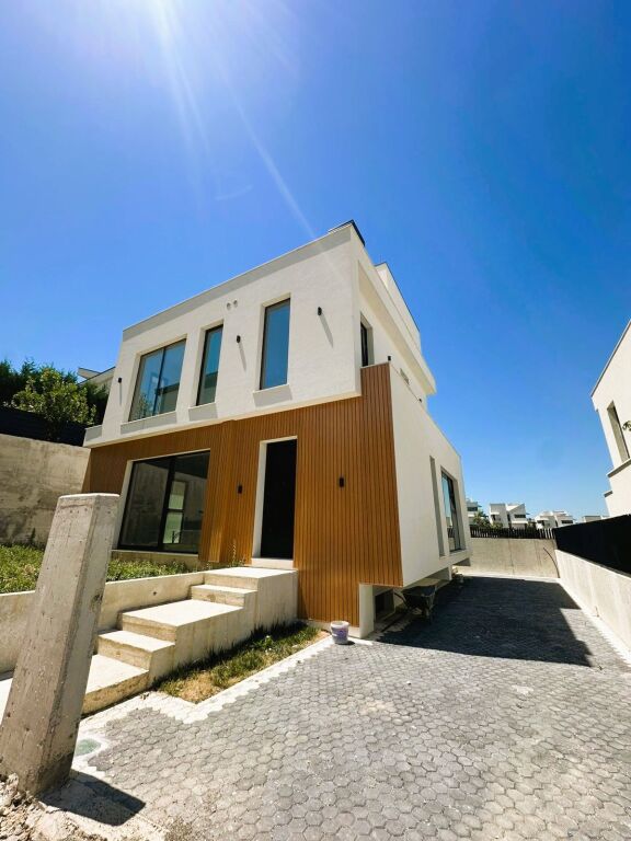 ✨ LUXURY 3-STOREY VILLA FOR SALE AT DRY LAKE ✨