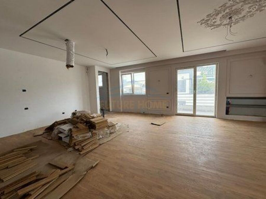 Shitet, Penthouse 3+1+3 Poste Parkimi, Green Terrace, Liqeni i Thate