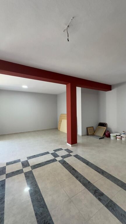 In Affitto: Locale Commerciale nel Cuore di Tirana 📍Via Durazzo all'inizio / Dietro il negozio di fiori - 120 m² | 850 €/Mese